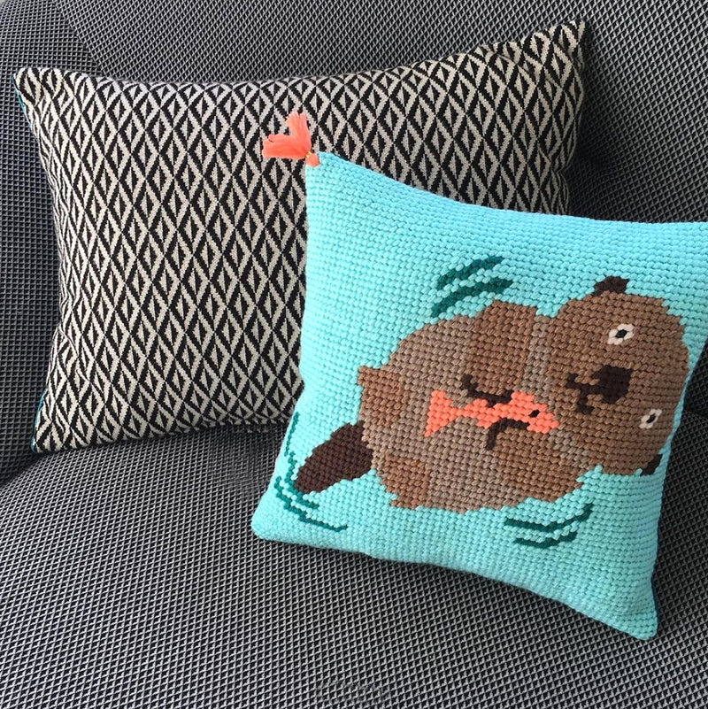 Coussin tapisserie fait main / Loutre 35cm X 35cm